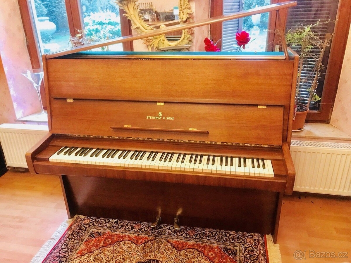 Steinway & Sons klavírní křídlo Mod-V125 v perfektním stavu.