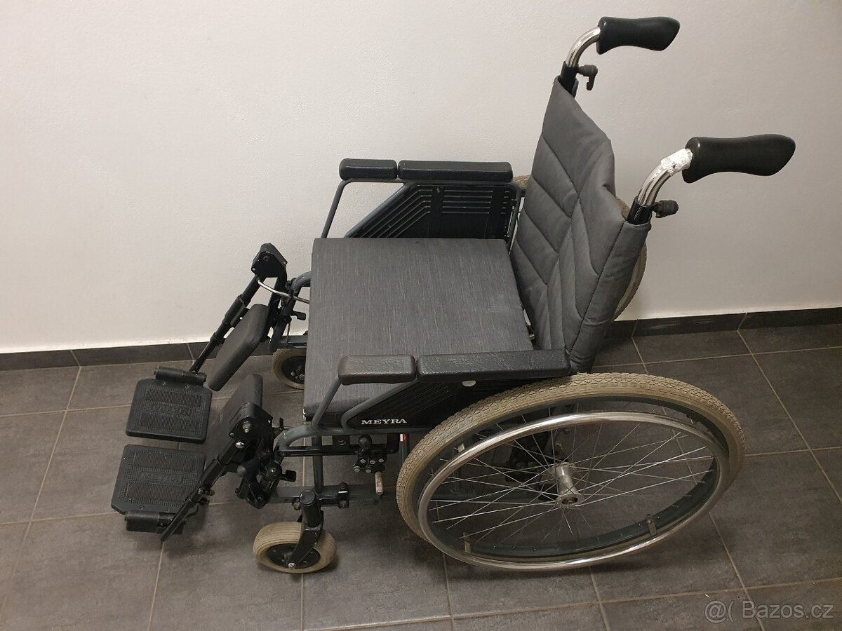 zvedací podnožky MEYRA skládací invalidní vozík