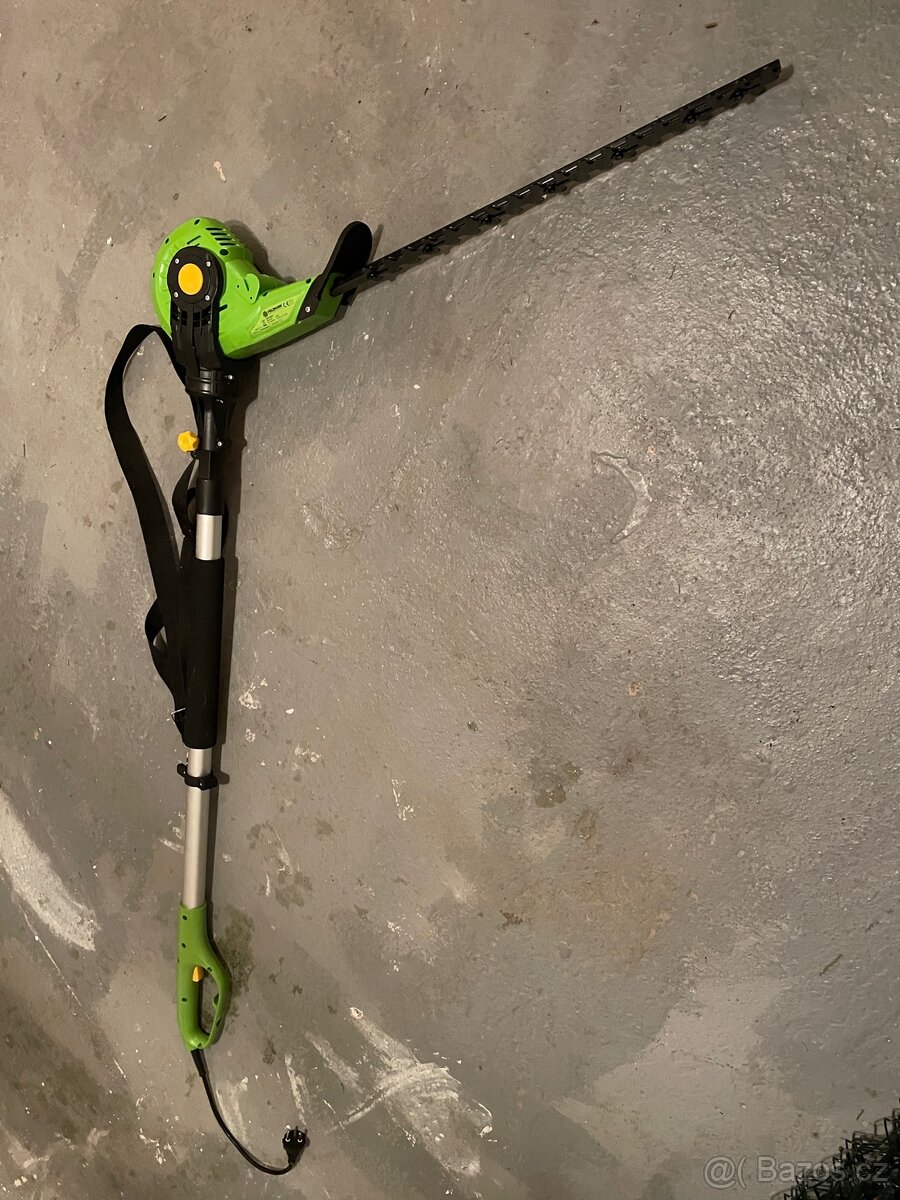Prodám elektrické nůžky na vysoký živý plot Fieldmann.