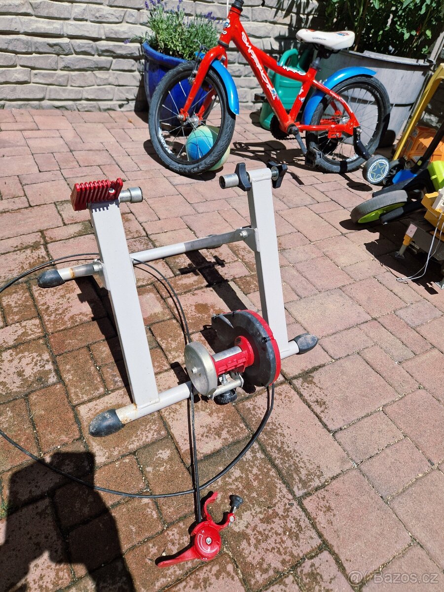 Cyklistický trenažér + další vybavení