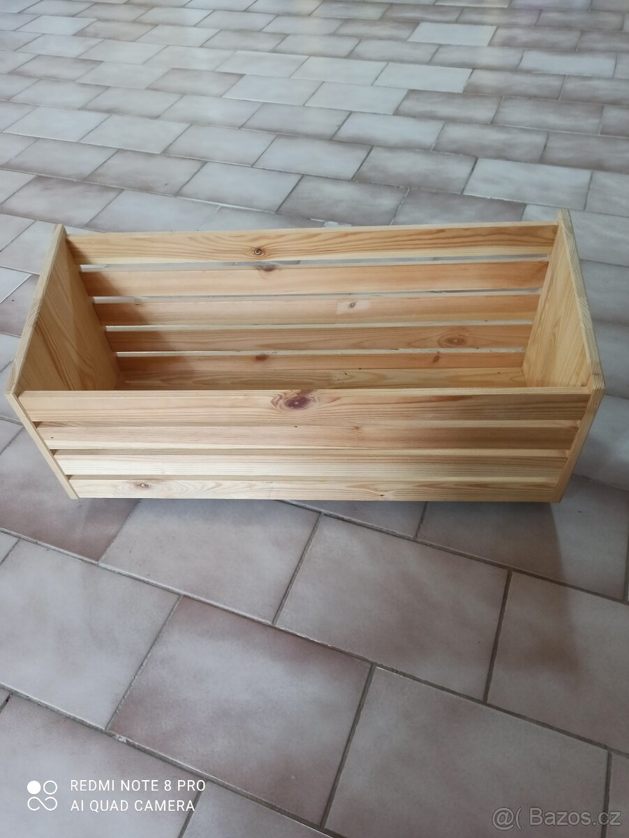 Dřevěná bedýnka na kolečkách