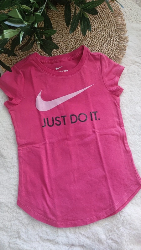 Růžové tričko Nike vel. 104-110