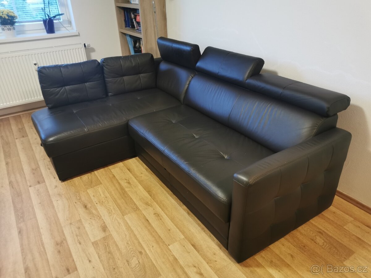 Rozkladaci jidelni stul, kožená sedačka