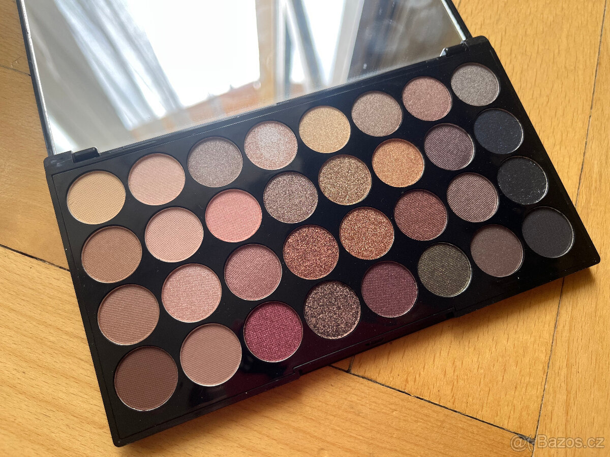 Oční stíny- peletka Revolution