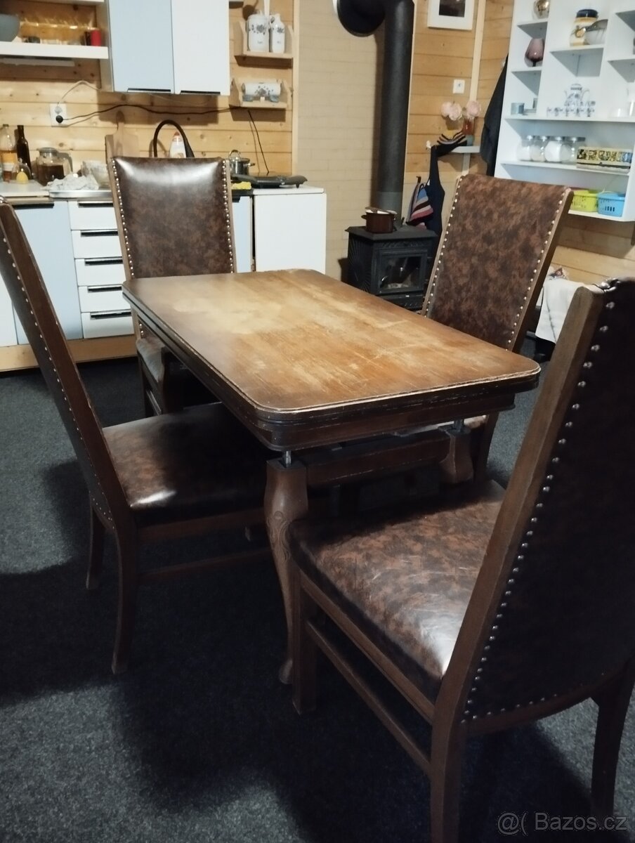 Stůl rozkládací , dá se zvýšit i snížit