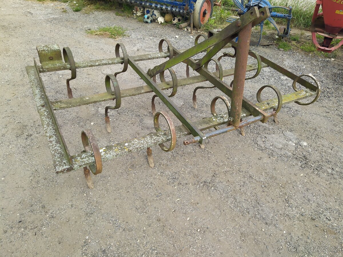 Kultivátor 15 per, záběr 2 m, příprava na brány, v provozu