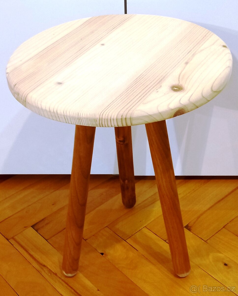 Květinový stolek na trojnožce,,