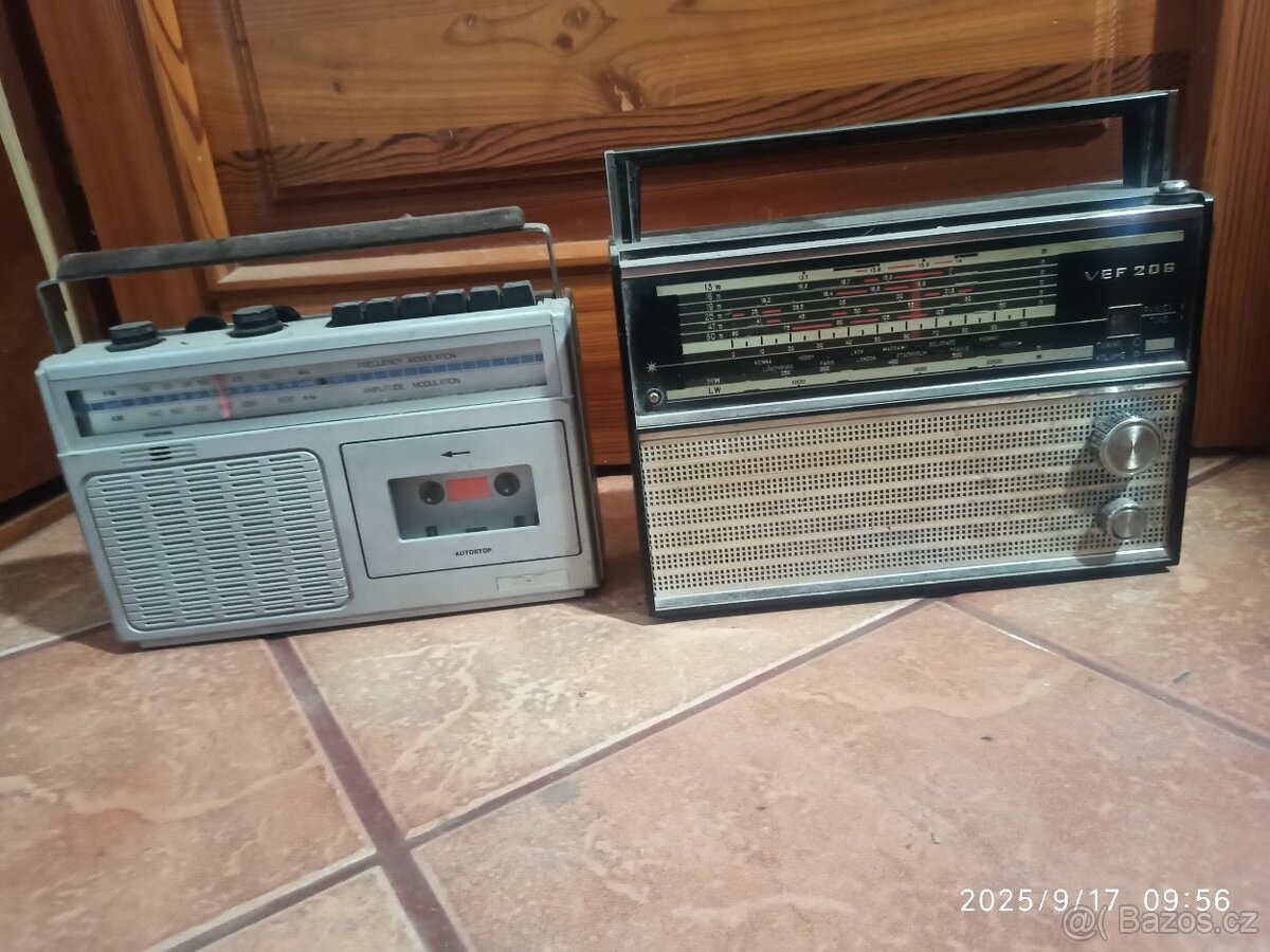 Nabízím sbírku rádii a magnetofonu.Cena dohodou.