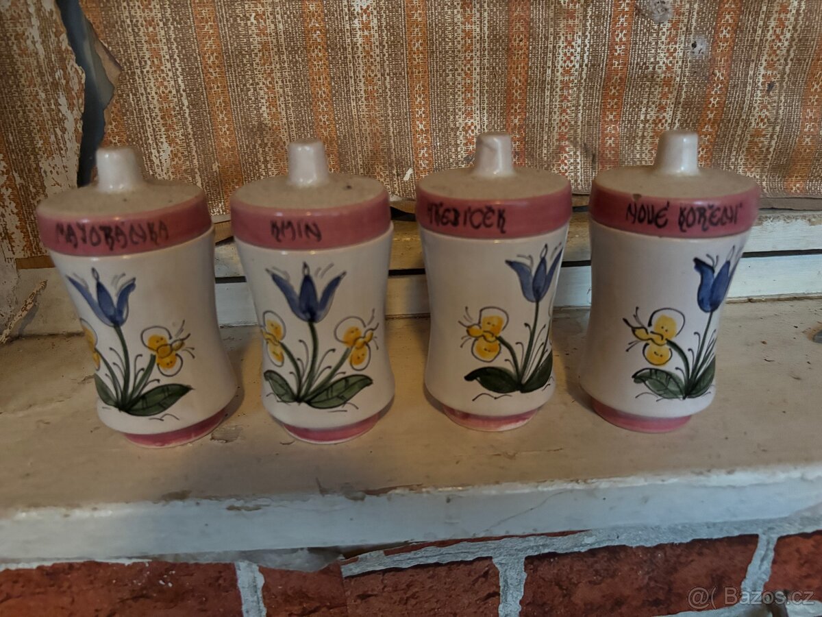 Staré keramické nádobky na koření