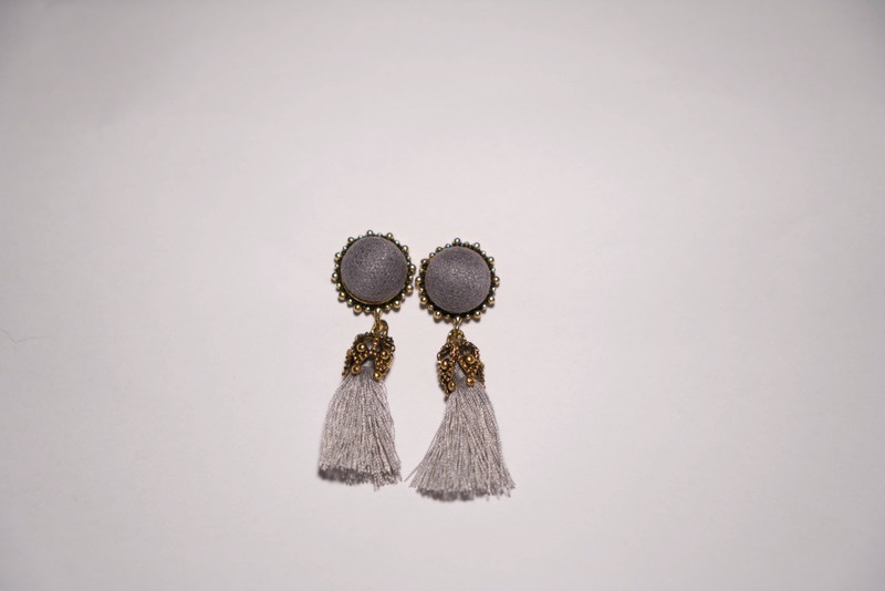 Krásné šedé náušnice s třásněmi a kamínky