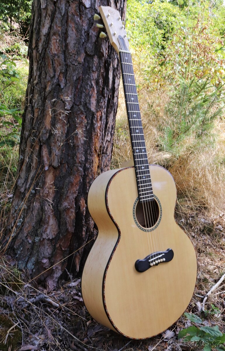 Akustická kytara J200