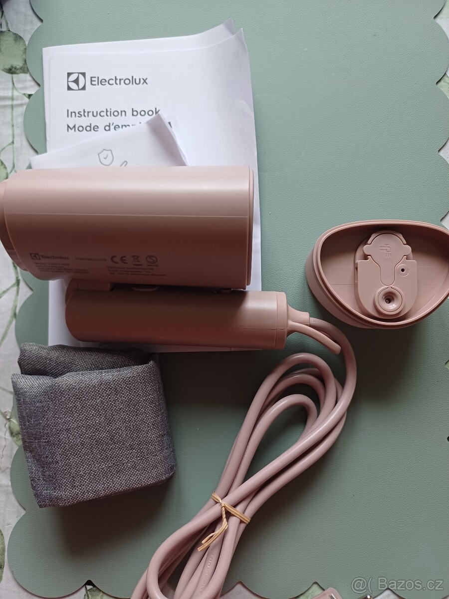 Napařovač oděvů Electrolux