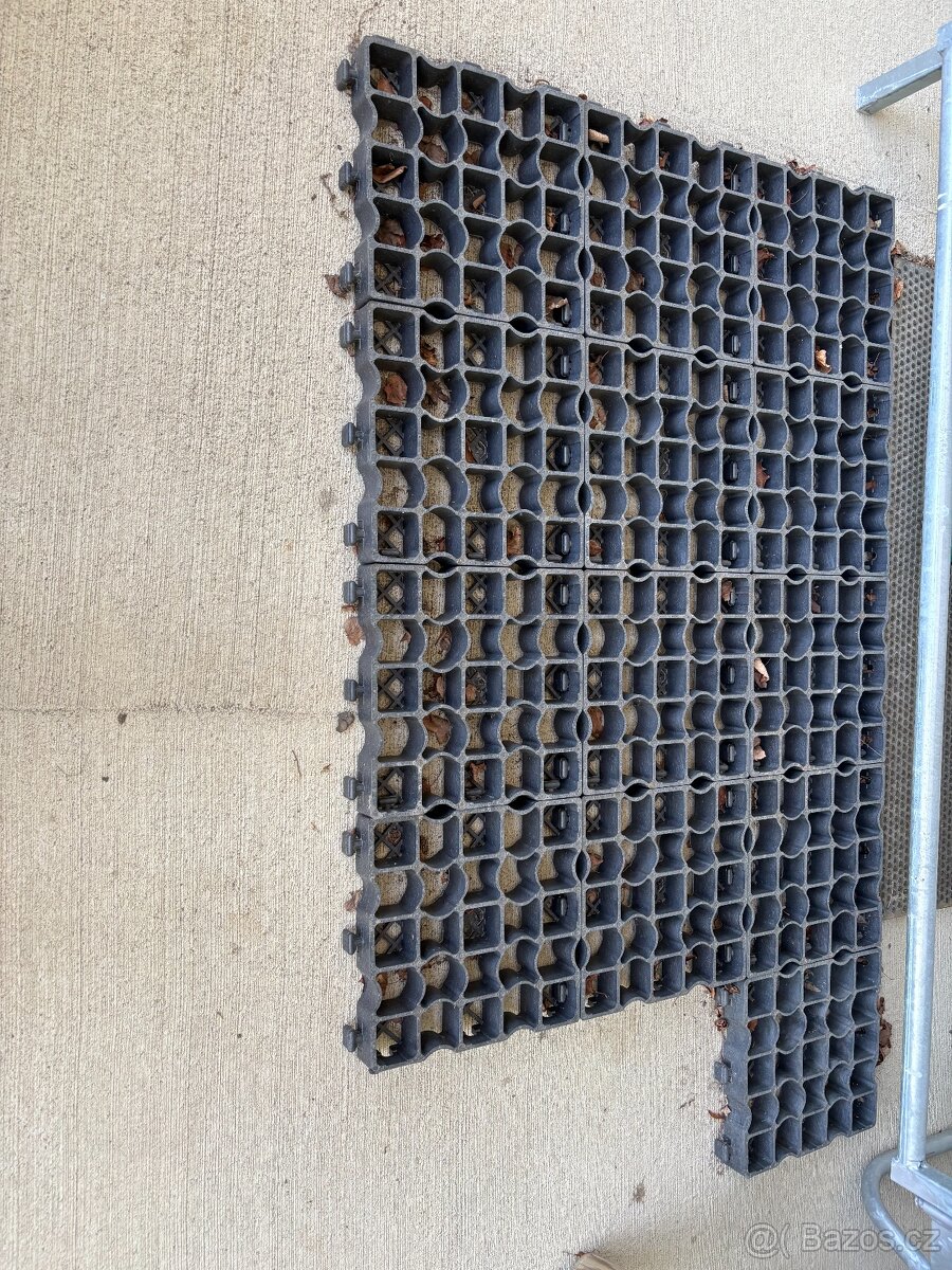 Zatravňovací dlaždice