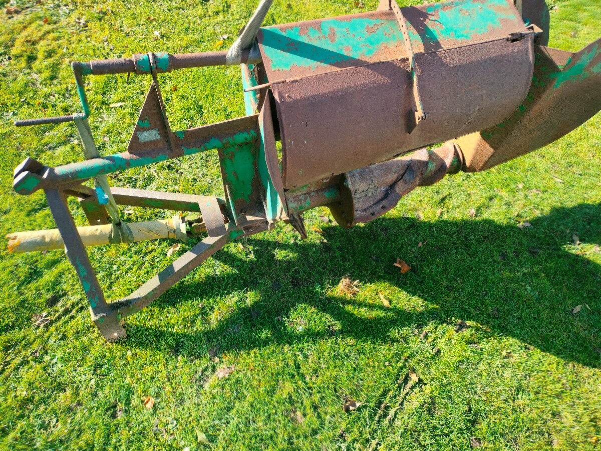 Půdní rýhovací fréza za traktor