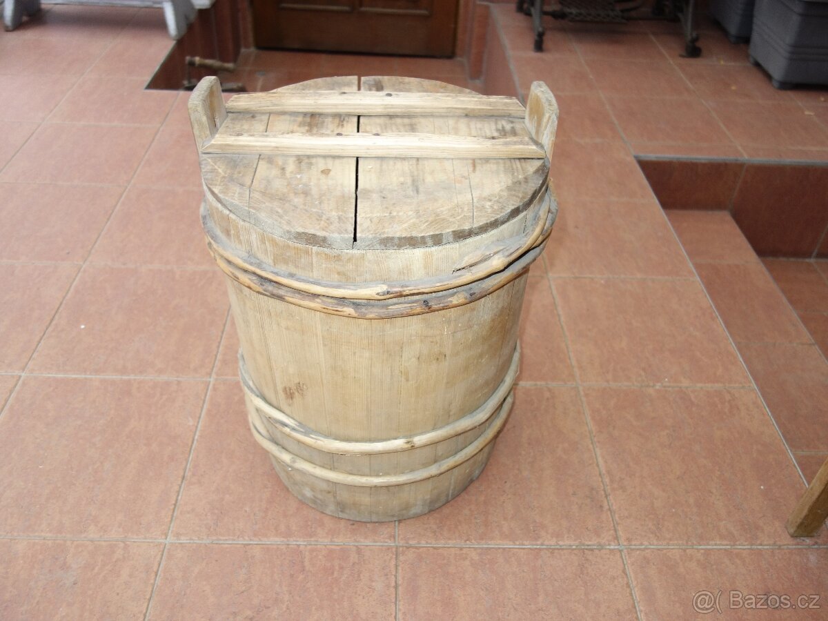Dřevěné vědro, putna, soudek s deklem