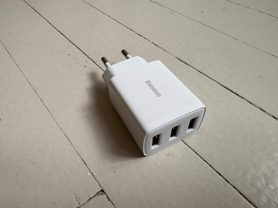 Baseus Compact nabíječka do sítě 3xUSB 17W