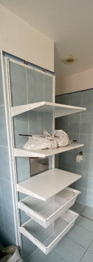 Policový set na stěnu; do Koupelny, Komory , Šatny. Police