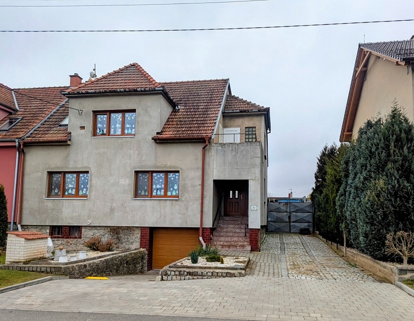 Prodej RD 3+1 a 4+1 s garáží a zahradou ve Vojkovicích