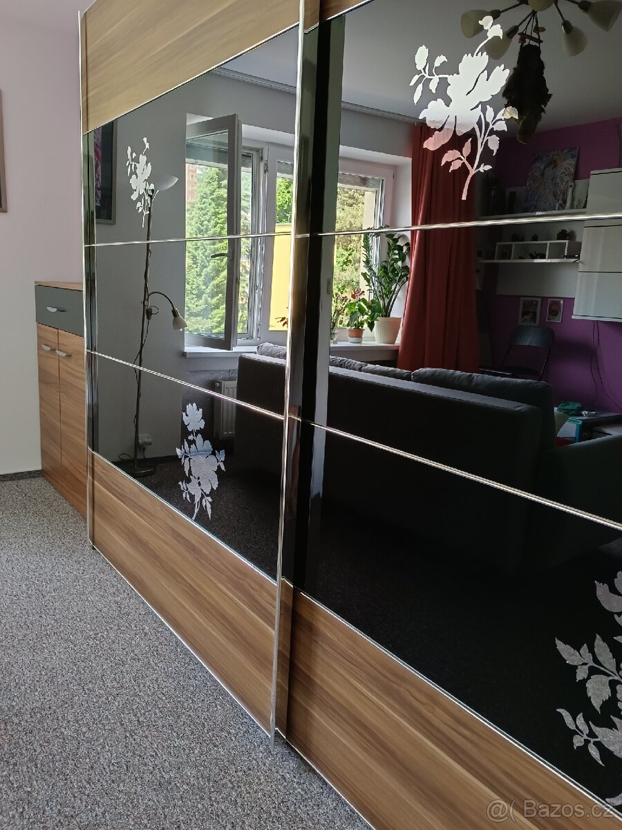 Krásná a prostorná stání skříň