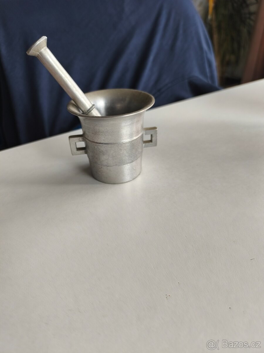 Starý hliníkový hmoždíř