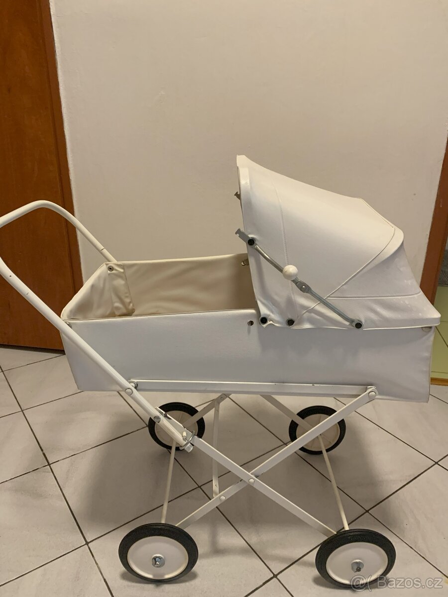 kočárek pro panenky