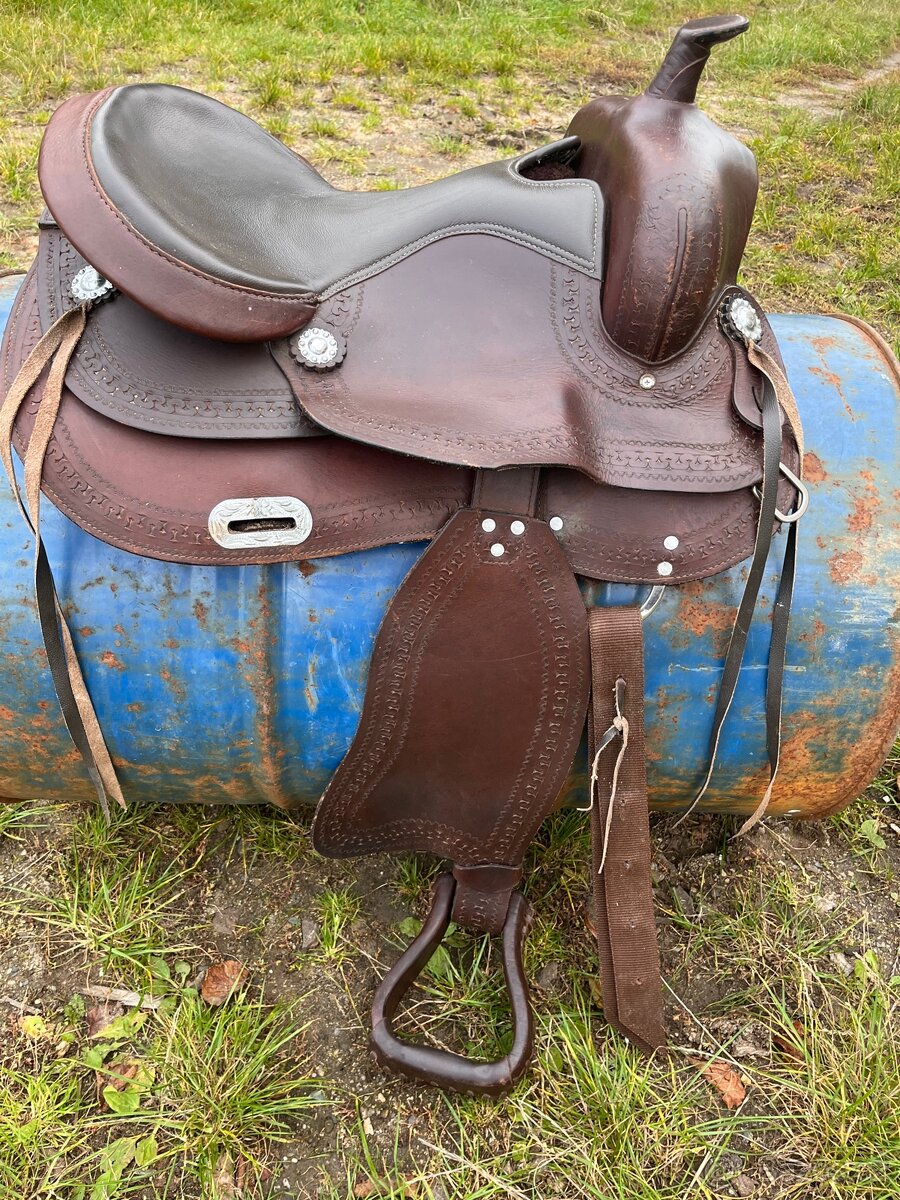 Westernové sedlo na širokého koně