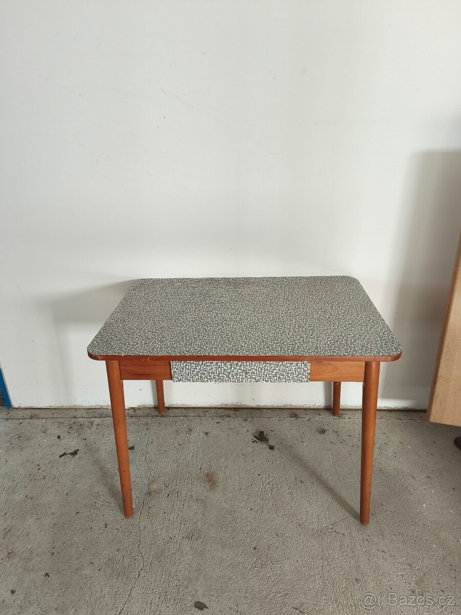 Jídelní stůl 100 x 67