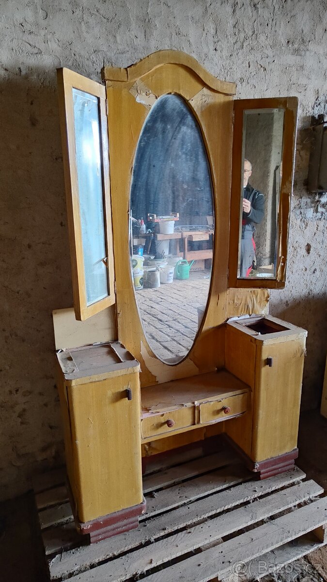 Toaletka-toaletní stolek