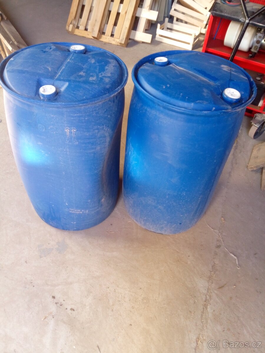 Plastové sudy o obsahu cca 200 litrů
