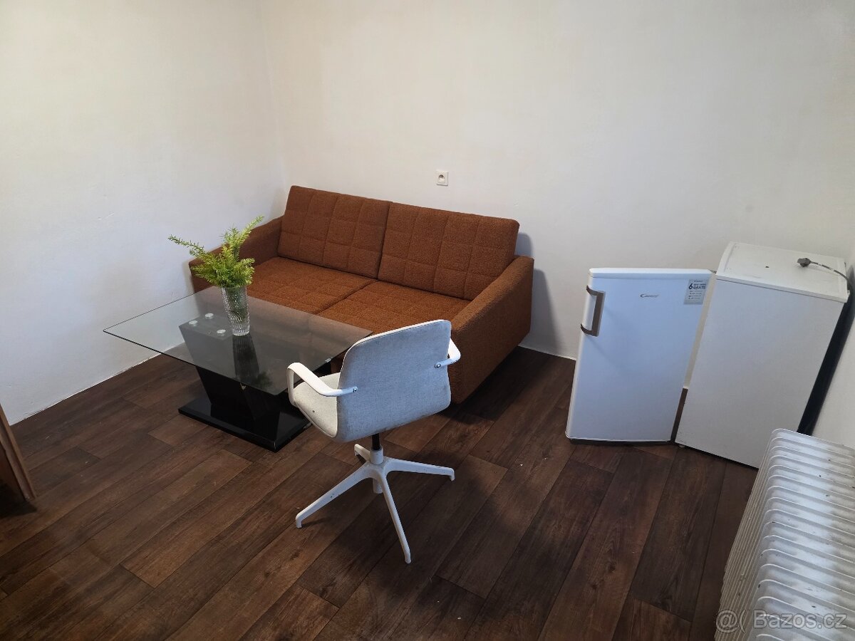 Property for sale · 33 m² · Praha 4 — 330 €