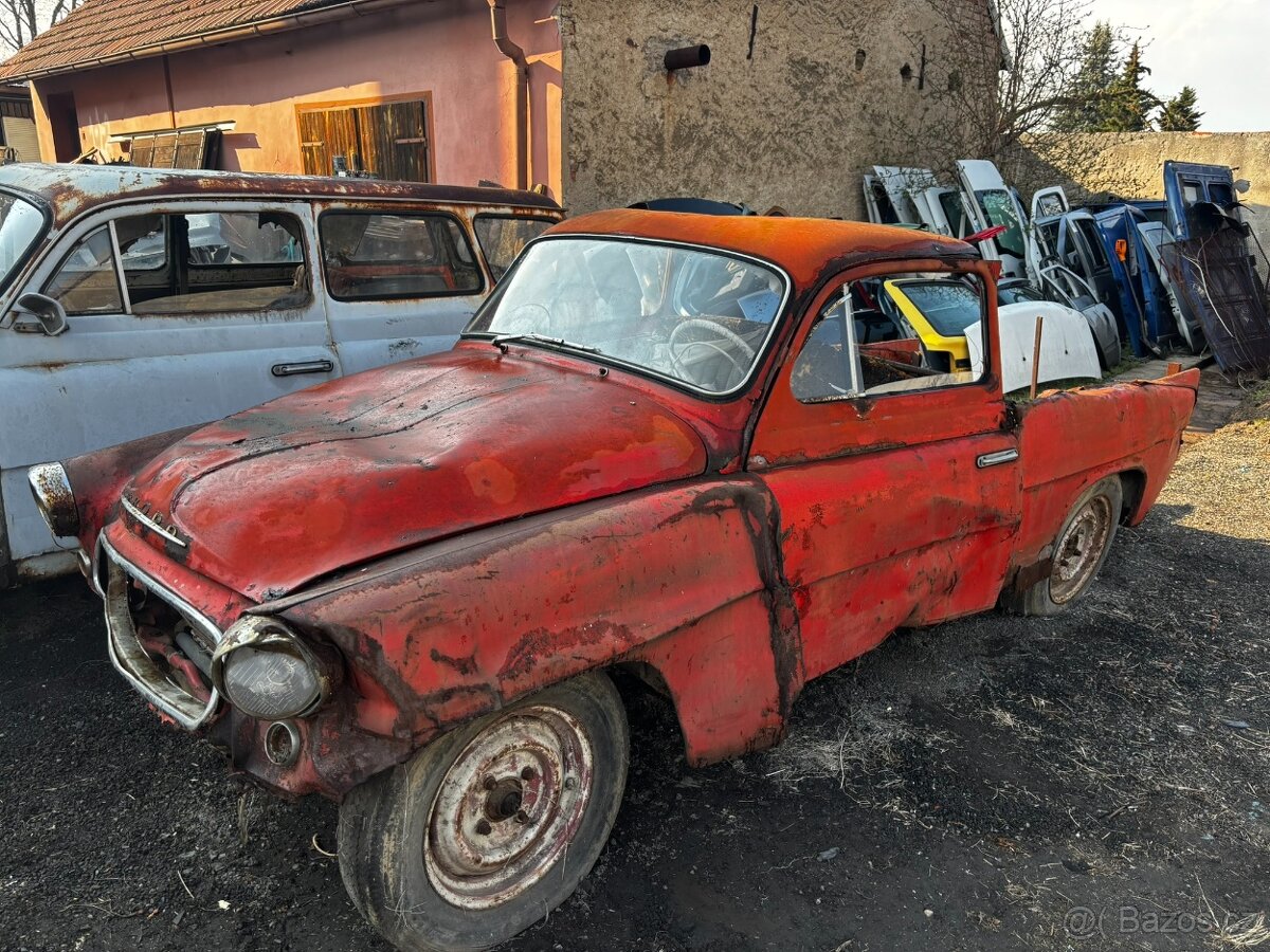 Škoda Octavia 1961 a 1969, na renovaci. Možná doprava.