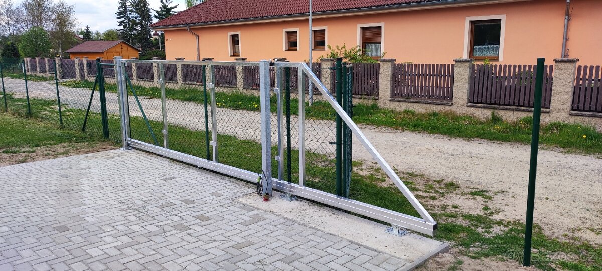 Samonosná pojezdová brána