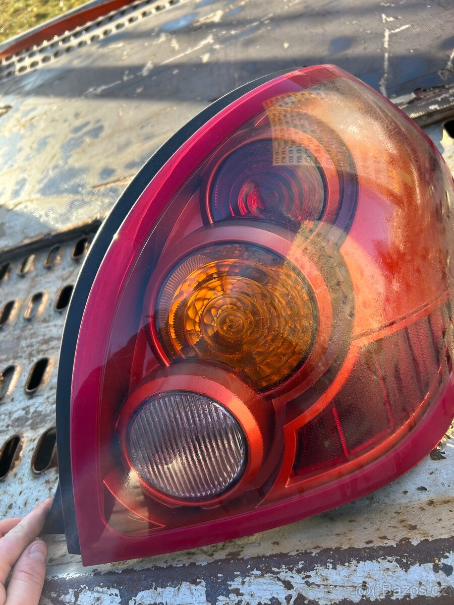 Nissan Almera zadní světlo