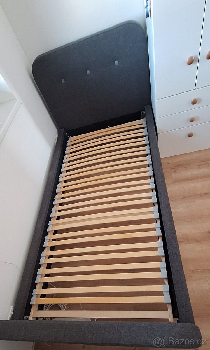 Čalouněná postel