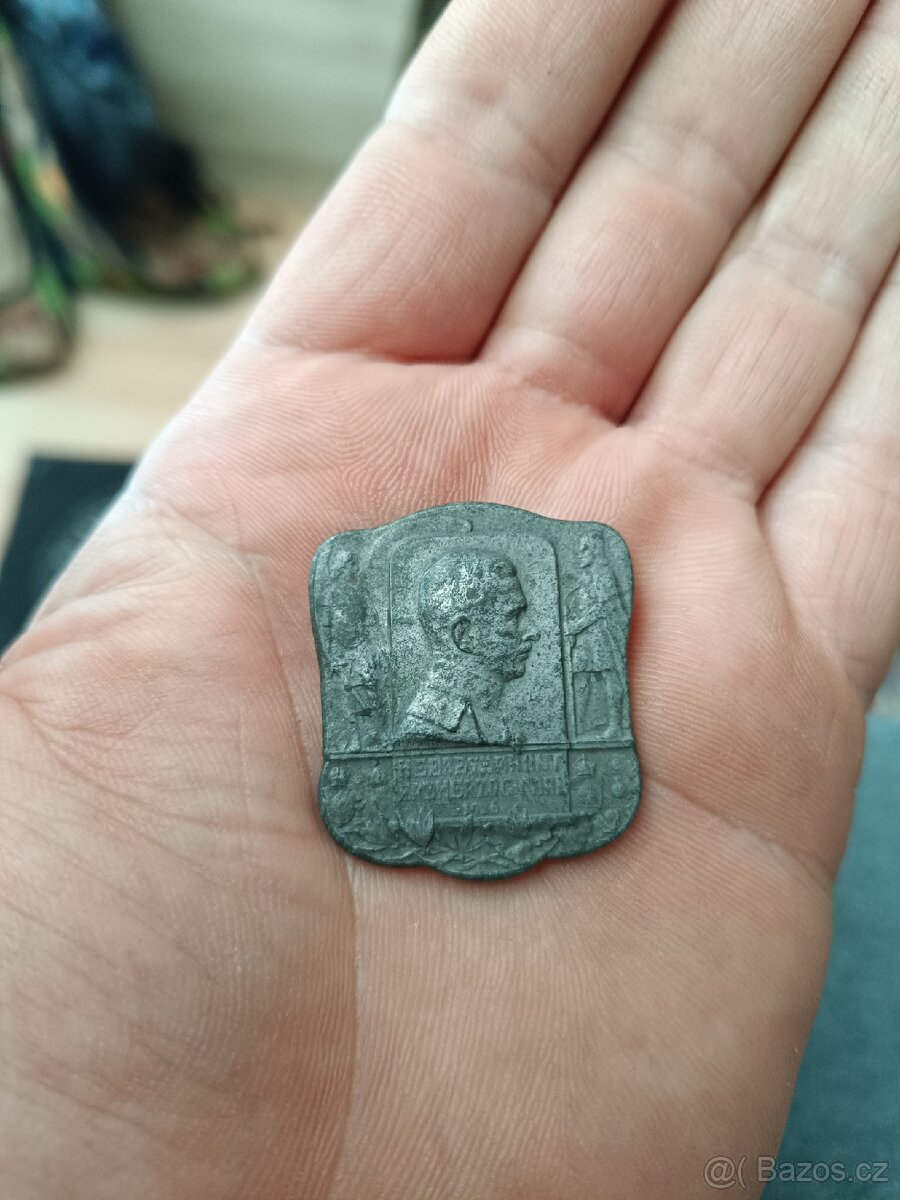 Prodám čepicový odznak s Karlem, bez jehly