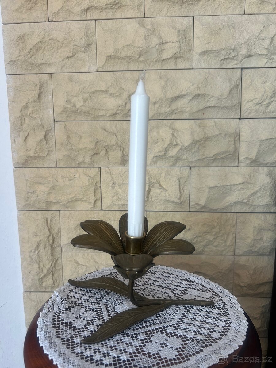 Mosazný květinový svícen