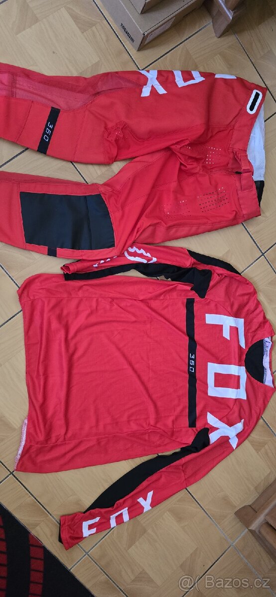 2 sady oblečení Fox