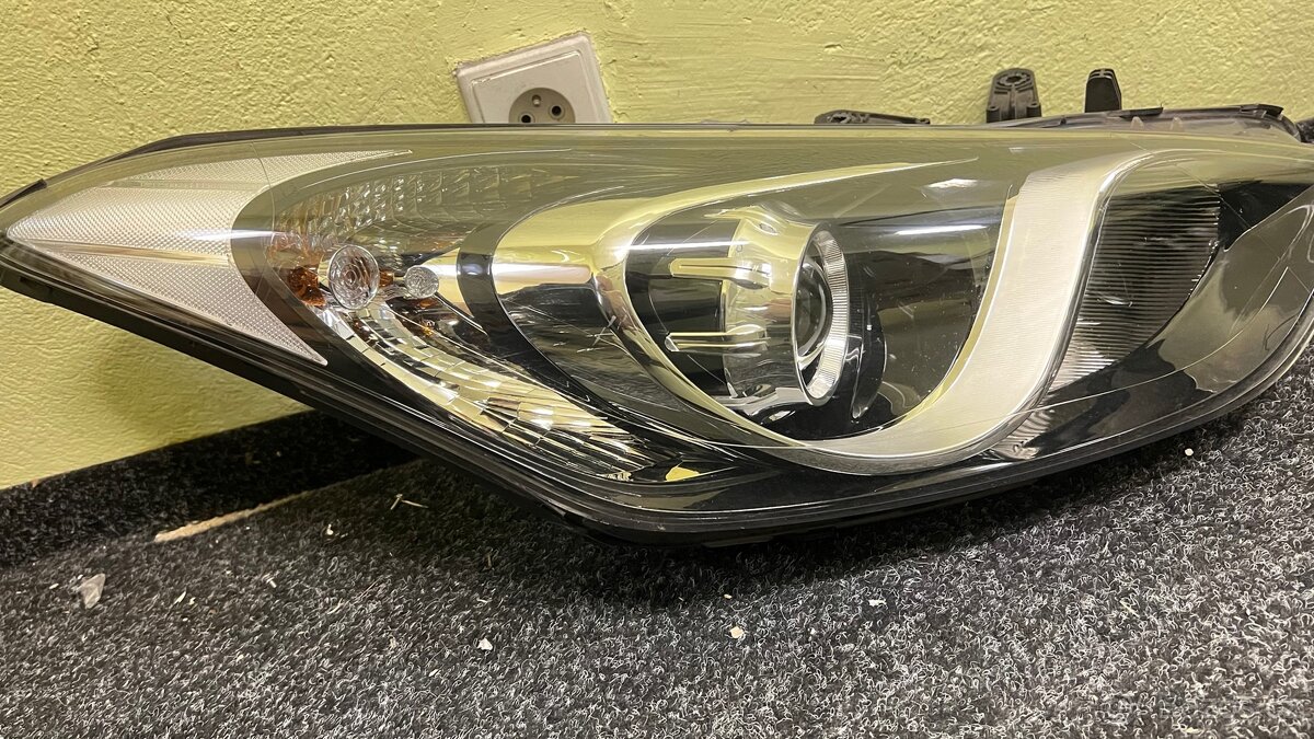 Pravé přední světlo Hyundai i30