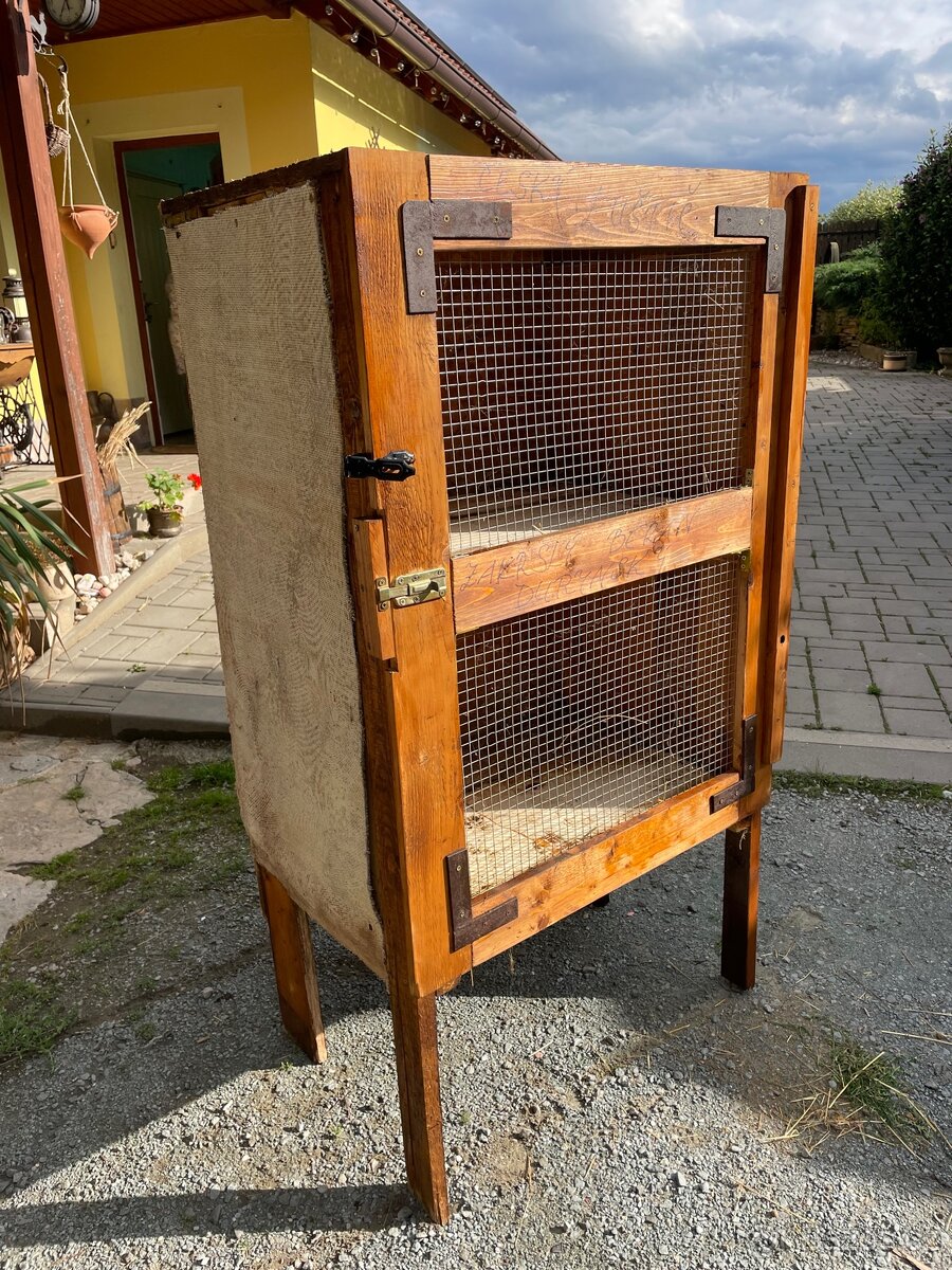 Porodní králíkárna