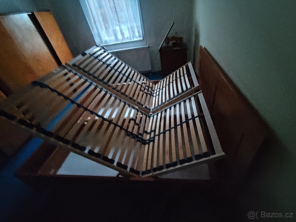 Přenechám za odvoz obývací stěnu, manželskou postel....