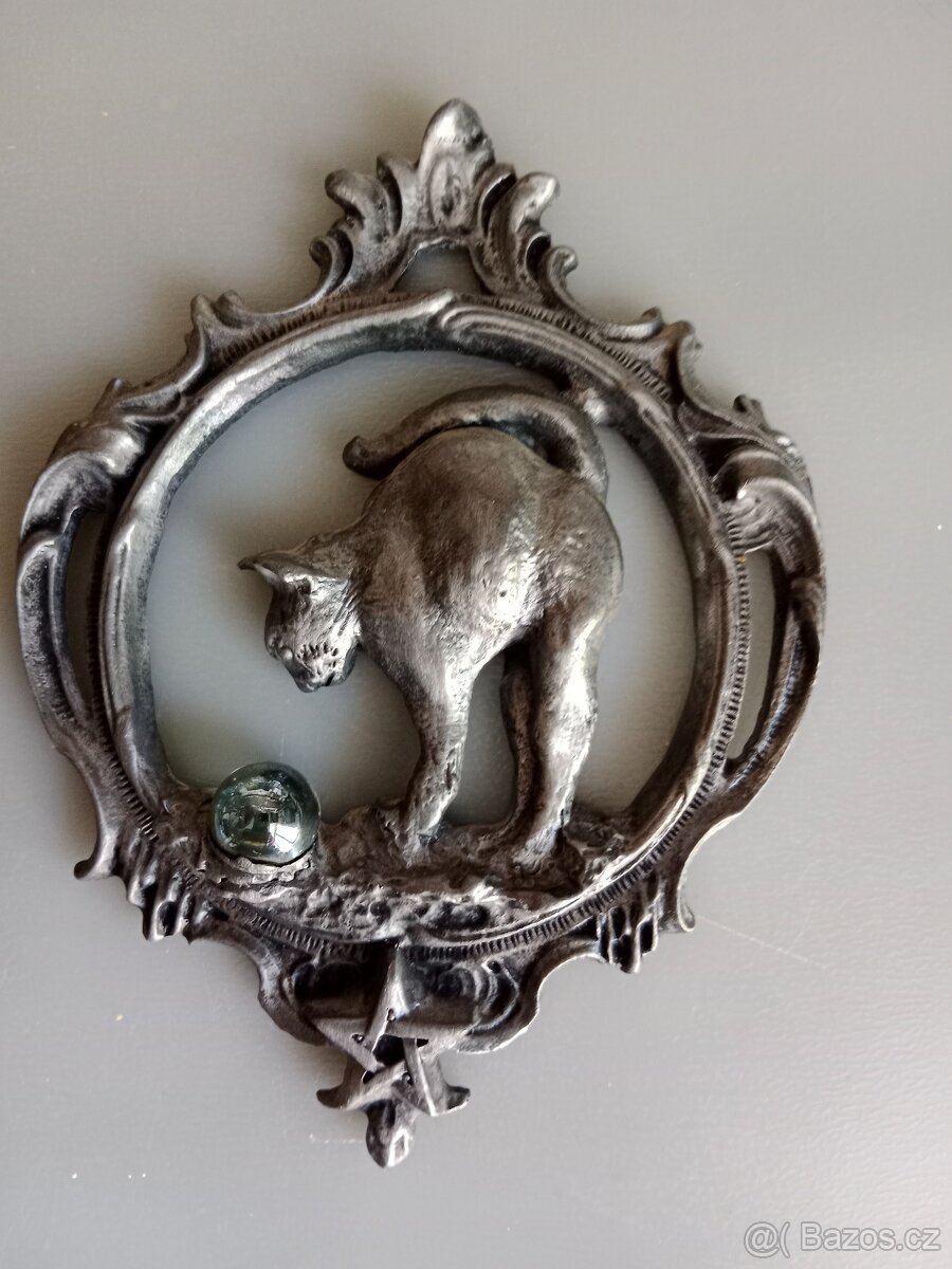 Kočka a křišťál v cínové révě