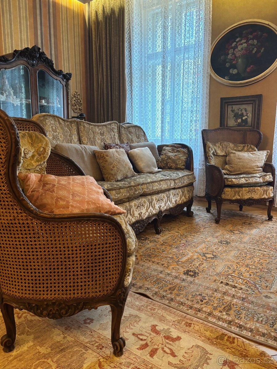 Krásná starožitná pohovka a křesla