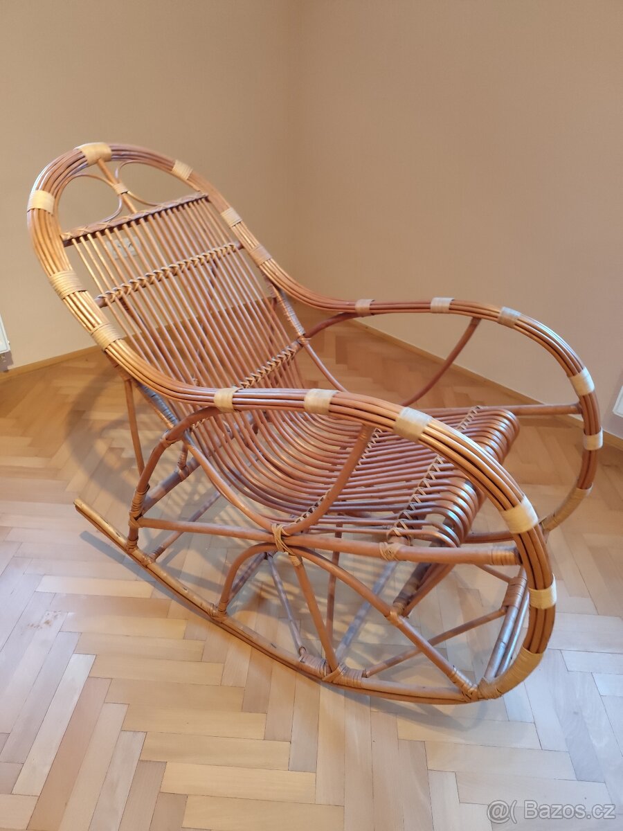 HOUPACÍ PROUTĚNÉ KŘESLO