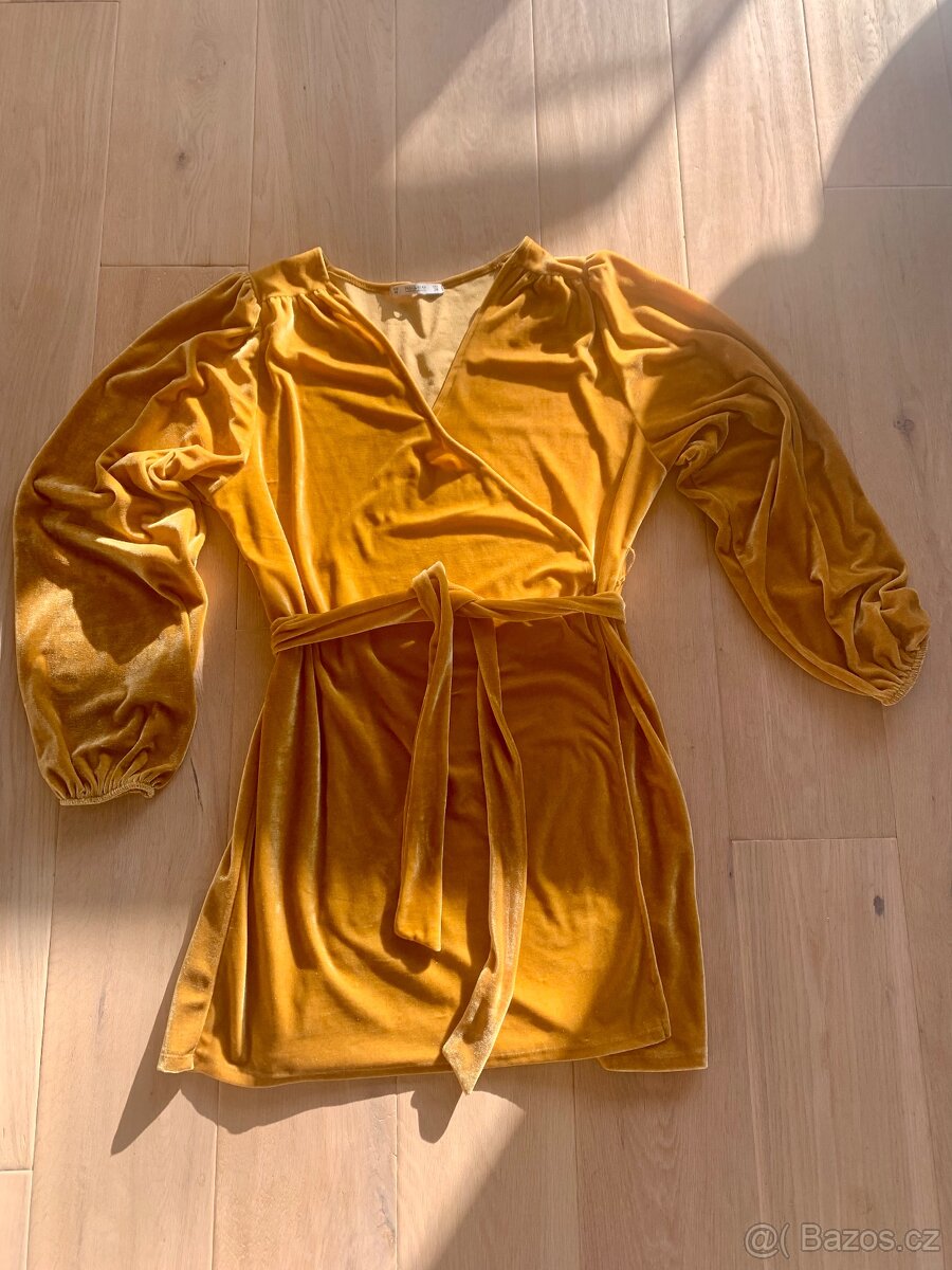 Šaty sametové zn. Pull & Bear vel. M