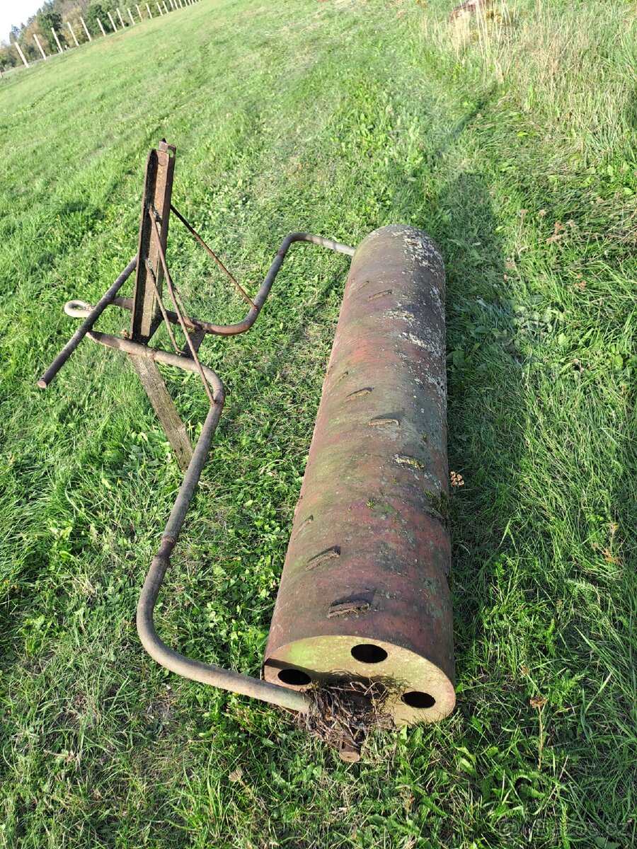 Válec lehký neseny.