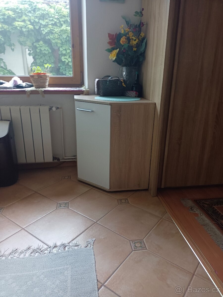 Malá atypická skříňka.