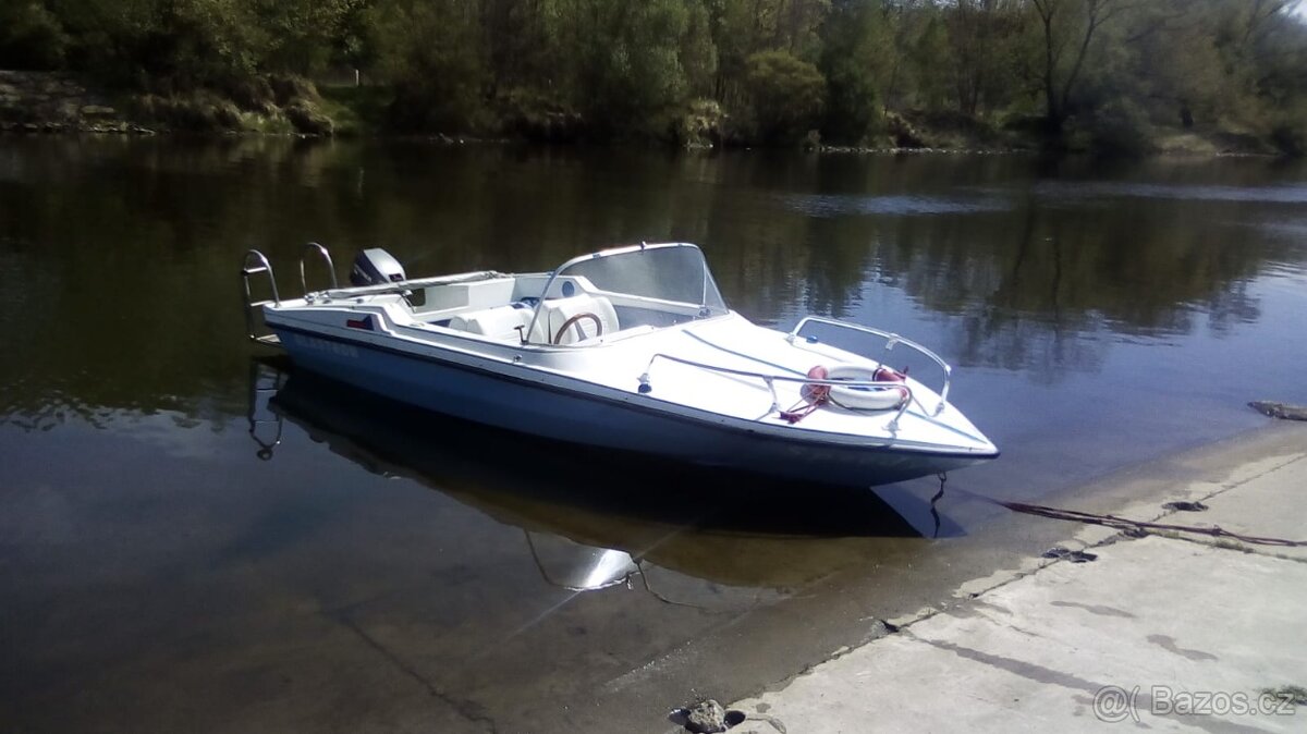 Motorová loď Glastron