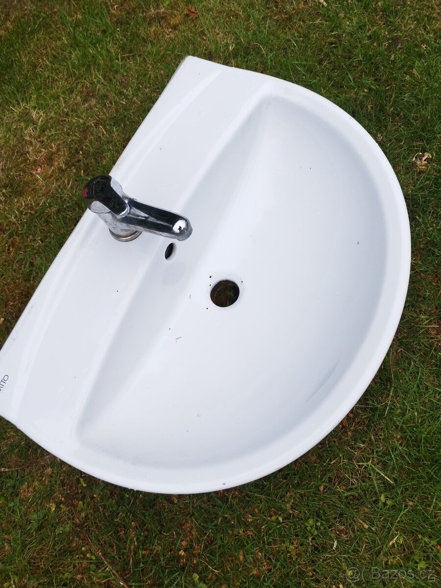 Umyvadlo s baterií a Wc