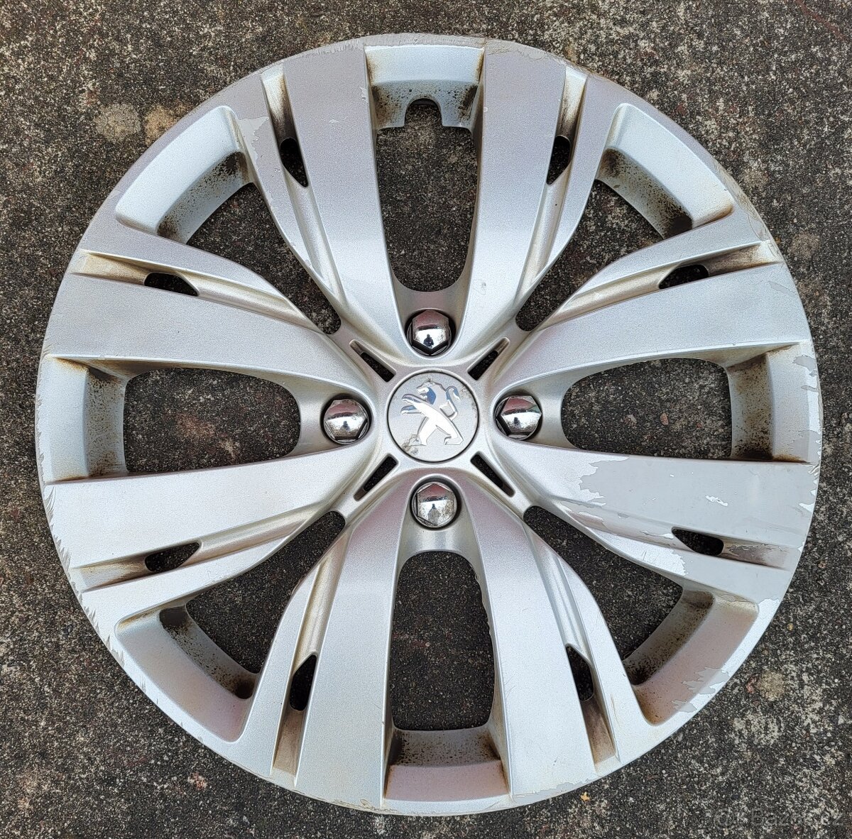 1 kus poklice Peugeot 15"