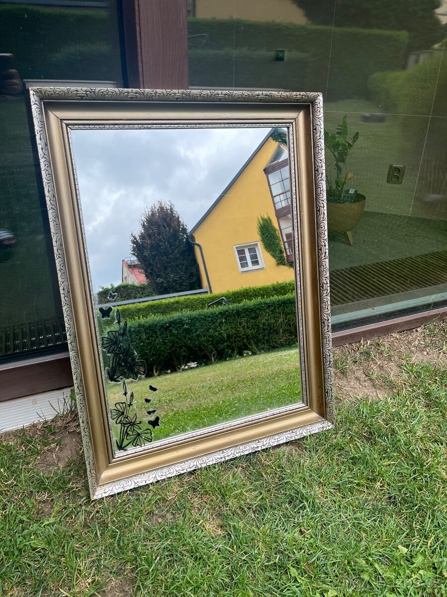Zrcadlo s rámem a motýlem